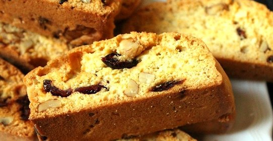 Бискотти с грецким орехом и изюмом
