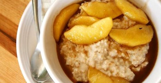 Овсяная каша с жареными яблоками