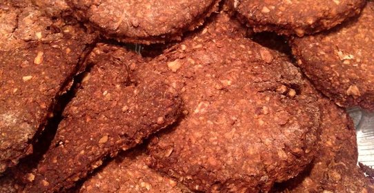 Пряное злаковое печенье с финиками без сахара