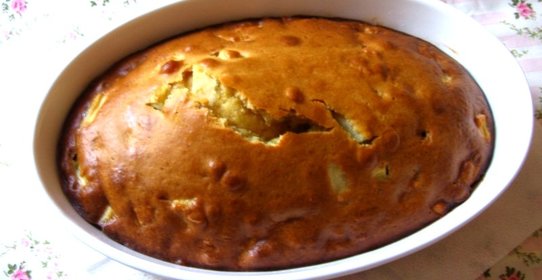 Шарлотка с корицей и сметанным топпингом