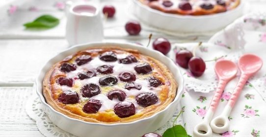 Пирог с вишней и сметанной заливкой