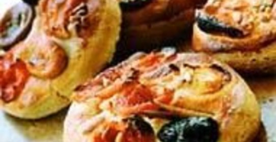 Булочки с фруктами и орехами