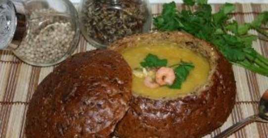 Густой тыквенный суп с копченой треской в хлебных чашечках