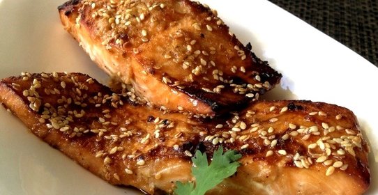 Красная рыба в кунжуте