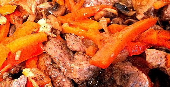 Мясо с грибами и овощами