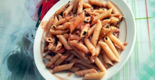 Постная паста с морепродуктами, кабачком и грецкими орехами