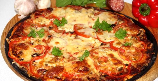 Пицца с салями и грибами