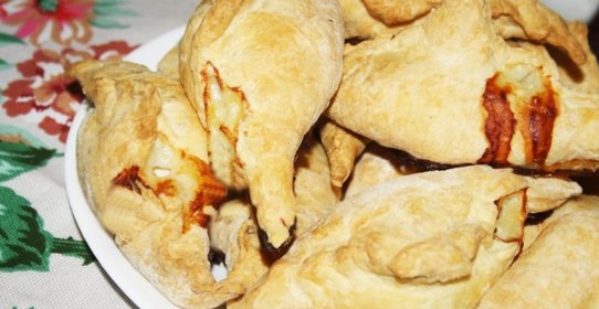 Слоеные пирожки с курицей