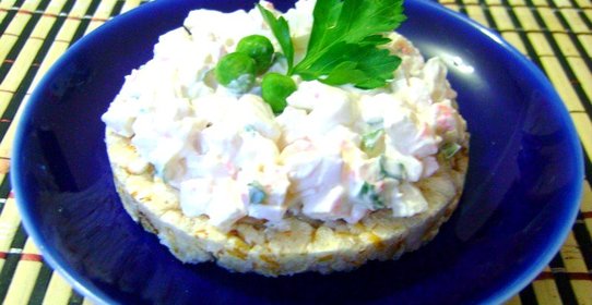 Крабовая закуска на хлебцах