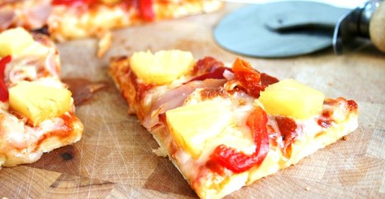 Пицца с ананасами и колбасой