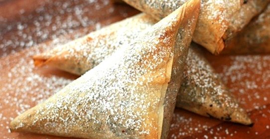 Пирожное со сливочным сыром и сухофруктами