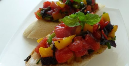 Брускетта с томатами, перцем, маслинами и базиликом