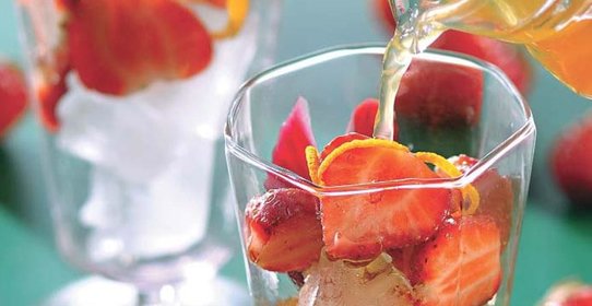 Компот из ревеня и клубники