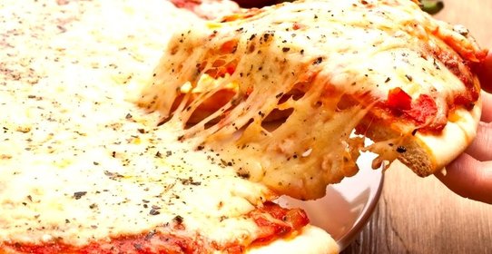 Пицца с моцареллой и помидорами