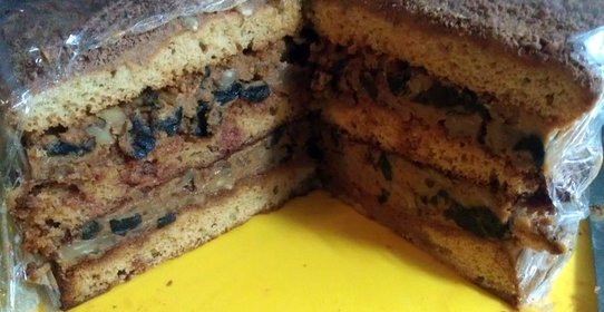 Медовый торт с черносливом и грецкими орехами