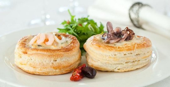 Волованы из слоеного теста с морским жульеном