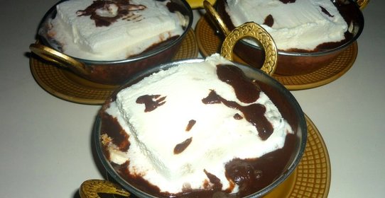 Десерт из мороженого, бананов и шоколада