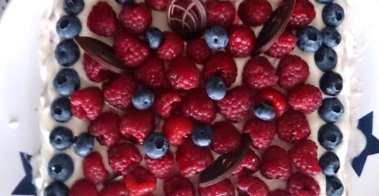 Малиновый бисквитный торт