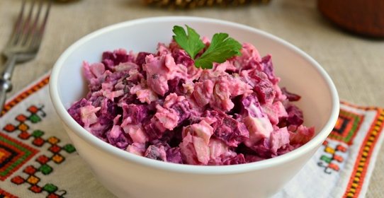 Салат со свеклой, курицей и орехами