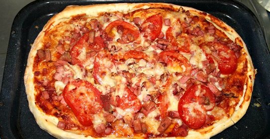 Бездрожжевая пицца с колбасными изделиями