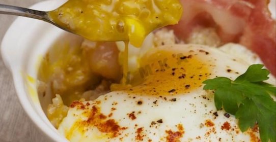 Каша злаковая с яйцом и беконом