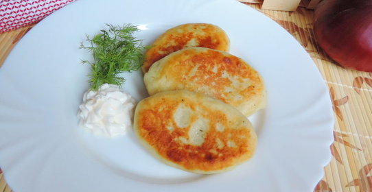 Салат с курицей и яичным блинчиком