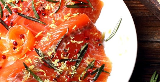 Малосольный лосось с розовым перцем
