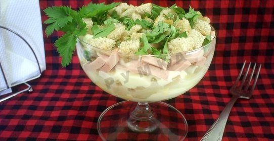 Салат: фасоль сухарики колбаса