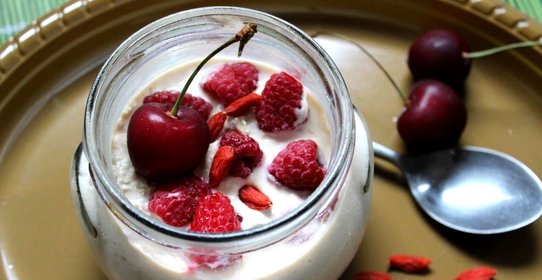 Ленивая овсянка с годжи и малиной