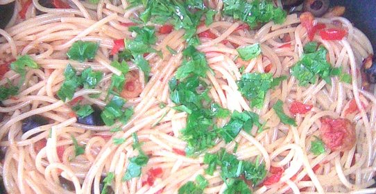 Спагетти с креветками и маслинами