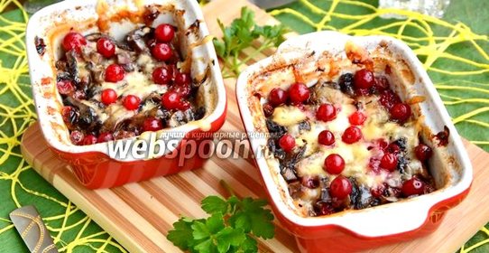 Куриная грудка с брусникой в духовке