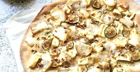Пицца с грушей и сыром бри на тесте из цельнозерновой муки