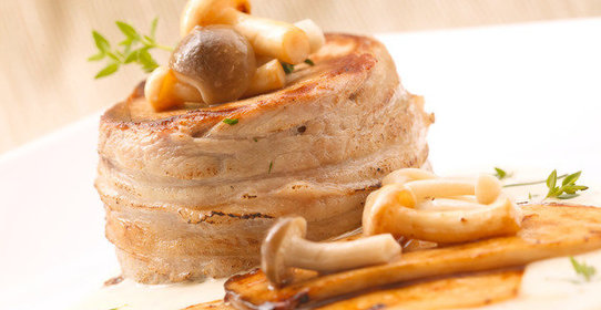 Свиные медальоны с маринованными опятами и луковым соусом