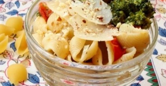 Конкилье (ракушки) с брокколи, помидорами и миндалем