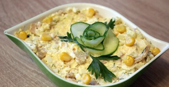 Праздничный салат с консервированным кальмаром