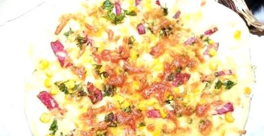 Пицца с колбасой и кукурузой