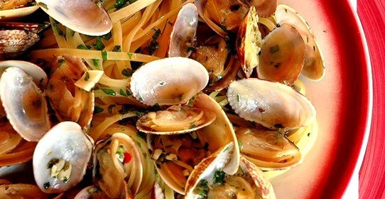 Лингвини с моллюсками и беконом