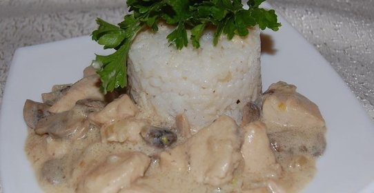 Курица в сметане с грибами