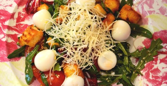 Салат с рукколой, помидорами и сухарями