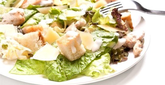 Салат «Цезарь» с чесночным хлебом