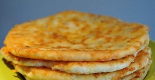 Лепешка из сулугуни на сковороде