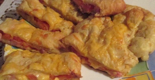 Пирог из слоеного теста с ветчиной и сыром