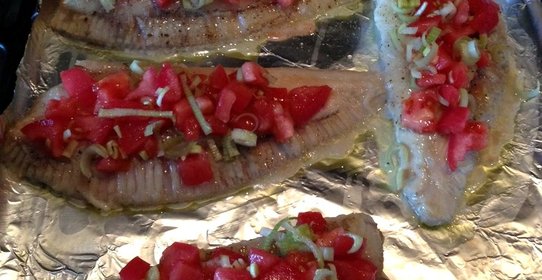 Камбала, запеченная с томатами, под пармезаном