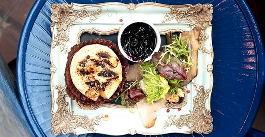 Жареный камамбер с чернично-розмариновым джемом