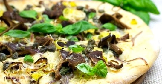 Пицца с базиликом и лесными грибами
