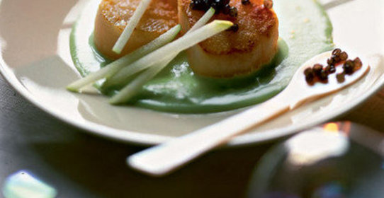 Морские гребешки с черной икрой