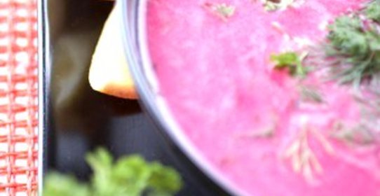 Свекольно-яблочный борщ со сметаной и фетой