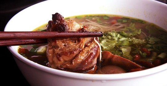 Лапша со свининой, ветчиной и томатами