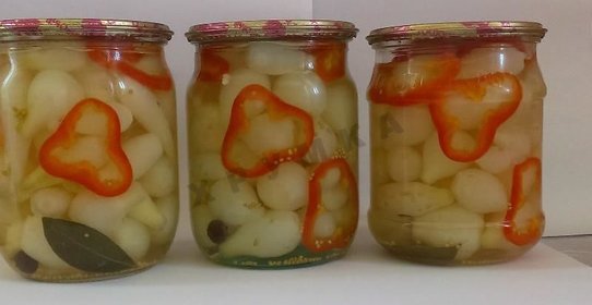 Стерилизованный маринованный мелкий лук