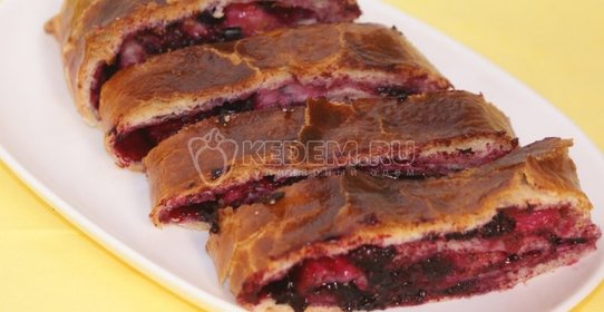 Слоеный пирог со смородиной